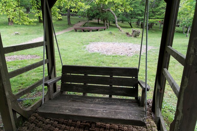 Une balançoire en bois dans le parc