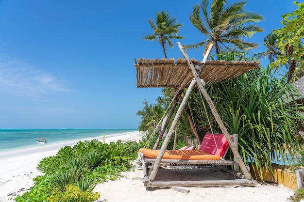 Balançoire en bois sous un auvent sur la plage tropicale près de l'île de la mer Zanzibar Tanzanie Afrique de l'Est