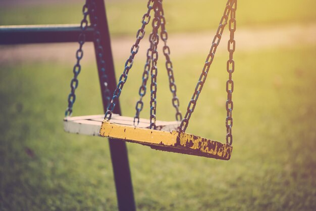 balançoire à chaîne vide dans les enfants jouent au sol filtre vintage