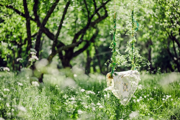 Balançoire d'équitation dans le parc. Jardin vert.