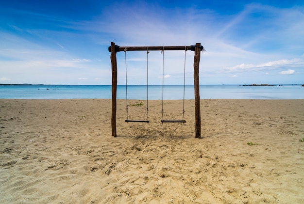 la balançoire est sur une belle plage avec des cocotiers le long de la côte sur l'île de bintan