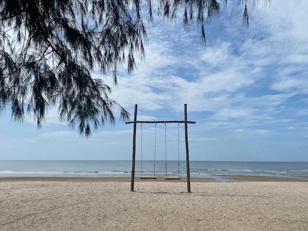 Balançoire sur fond de vue sur la plage