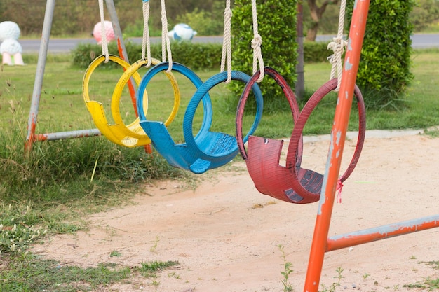 balançoire vide dans le parc