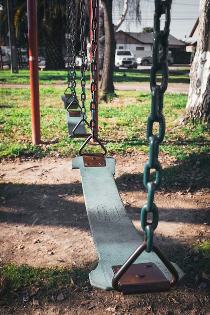 Balançoires dans le parc Gros plan