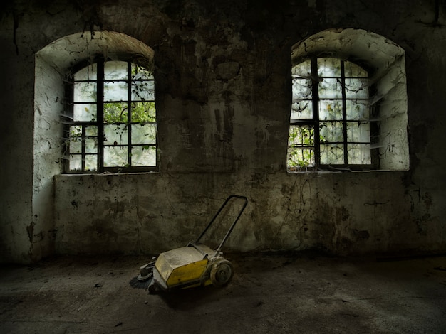 Balayeuse par les fenêtres d'une usine abandonnée