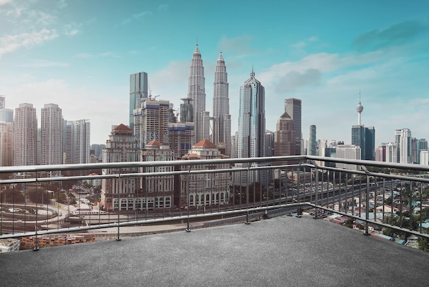 Balcon à aire ouverte avec vue sur la ville de Kuala Lumpur