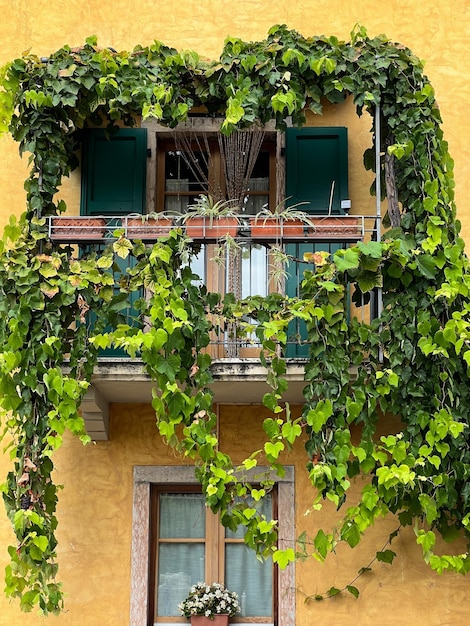 balcon architecture maison dans la vieille ville de garda italie