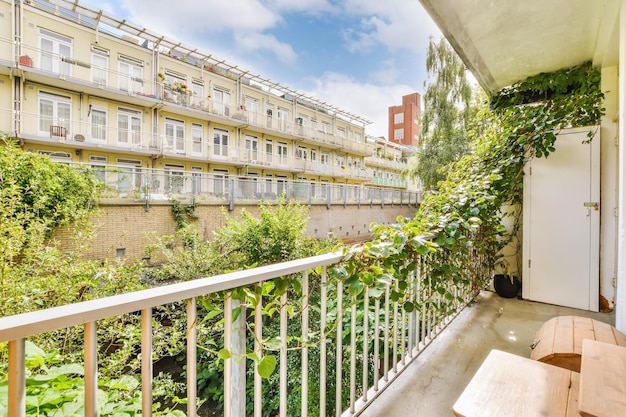 Photo un balcon avec une balustrade blanche et un bâtiment en brique