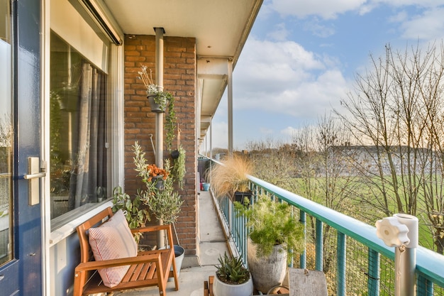 Un balcon avec une balustrade bleue et une vue de