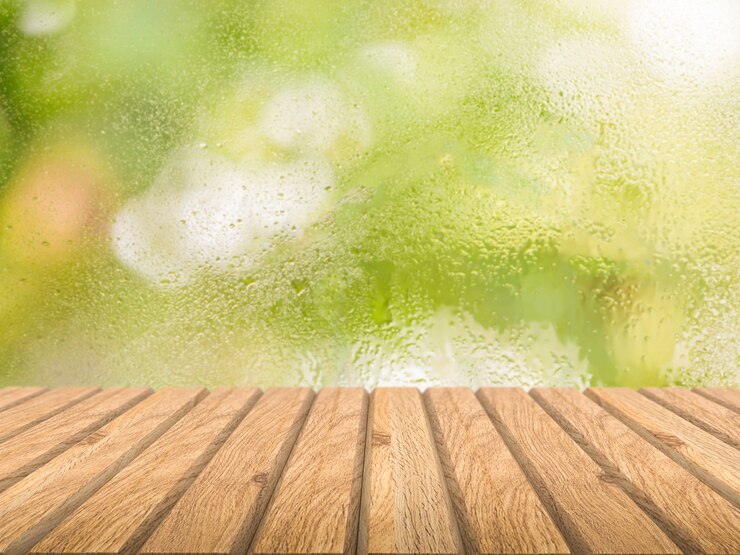 Photo balcon en bois avec fond de verdure
