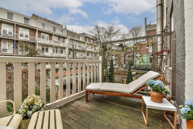 Un balcon avec un canapé et une chaise et des bâtiments