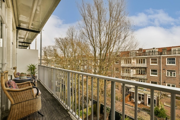 Un balcon avec une chaise et une table dessus