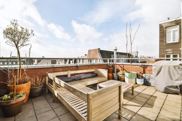 Balcon avec chaises en bois