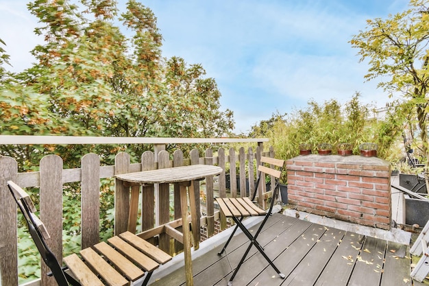 Balcon avec chaises et table en bois