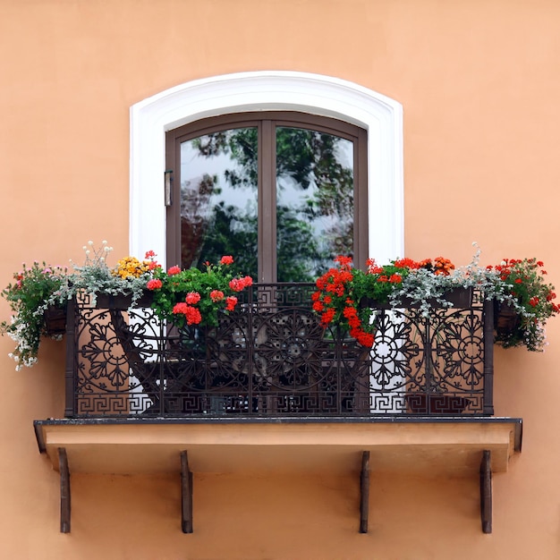 Balcon classique avec des fleurs