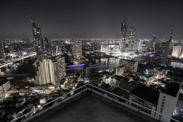 Balcon à espace ouvert avec vue sur l'horizon du paysage urbain de Bangkok