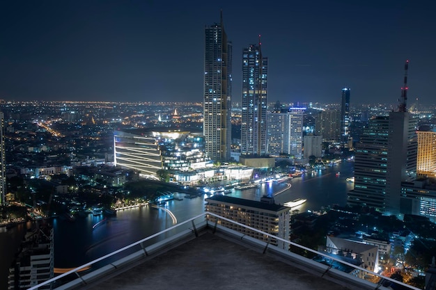 Balcon à espace ouvert avec vue sur le paysage urbain de Bangkok.