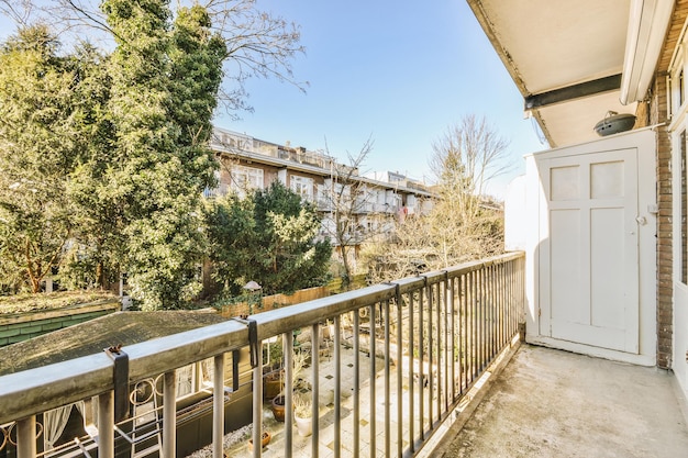 Balcon étroit avec chaise et porte