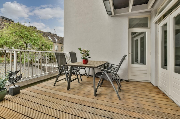 Balcon étroit avec chaise et porte