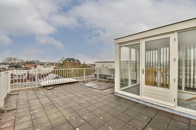 Balcon étroit avec chaise et porte