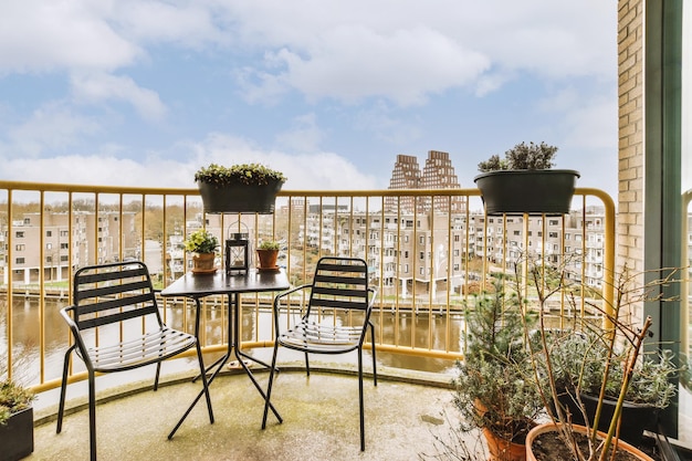 Balcon étroit avec chaise et porte