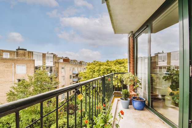 Balcon étroit avec chaise et porte