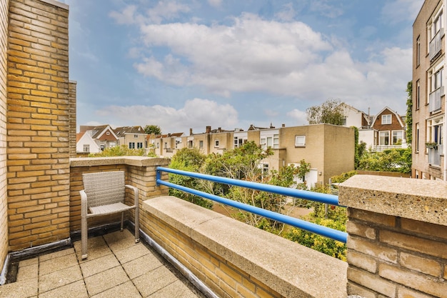 Balcon étroit avec chaise et porte