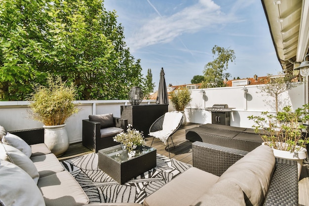 Balcon étroit avec chaise et porte