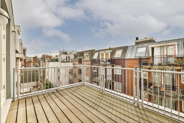 Balcon étroit avec porte