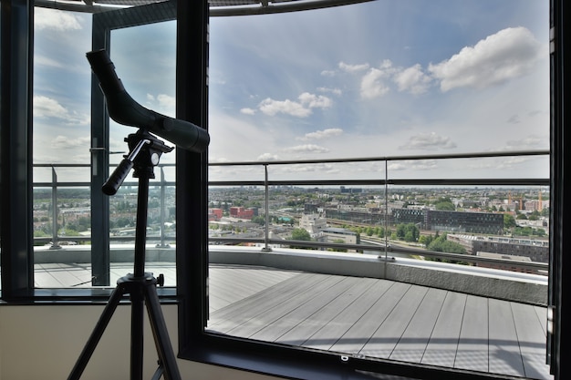 Balcon avec une excellente vue sur les bâtiments de la ville et la rivière