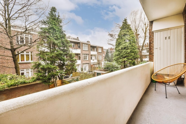Le balcon avec fauteuil et porte