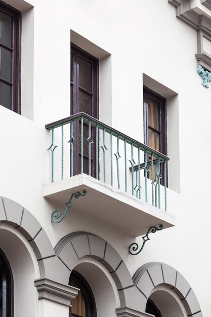 Balcon avec fenêtre sur bâtiment blanc