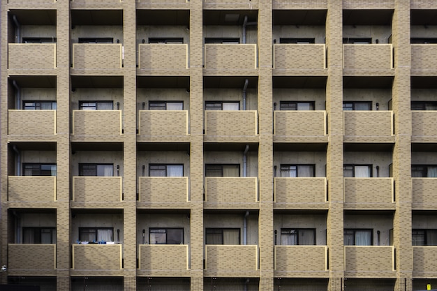 Balcon et fenêtres d&#39;un immeuble d&#39;appartements de plusieurs pièces au Japon.