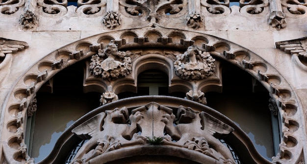 Un balcon avec une figure sculptée dessus