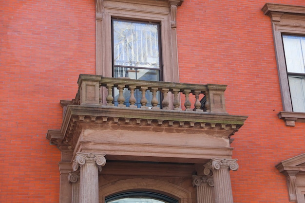 Un balcon sur un immeuble avec une fenêtre au-dessus