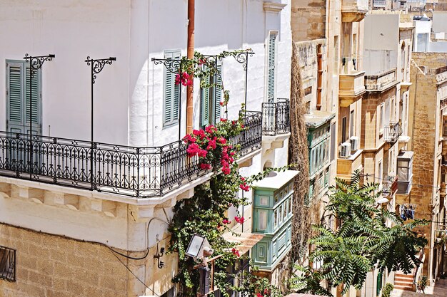 Balcon italien traditionnel avec balustres en fer forgé