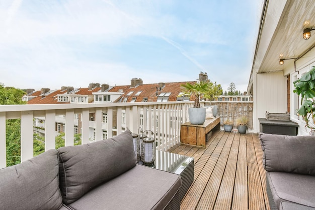 Balcon luxueux avec canapé gris et parquet