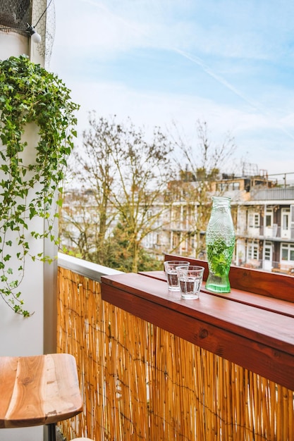 Balcon de maison d'habitation