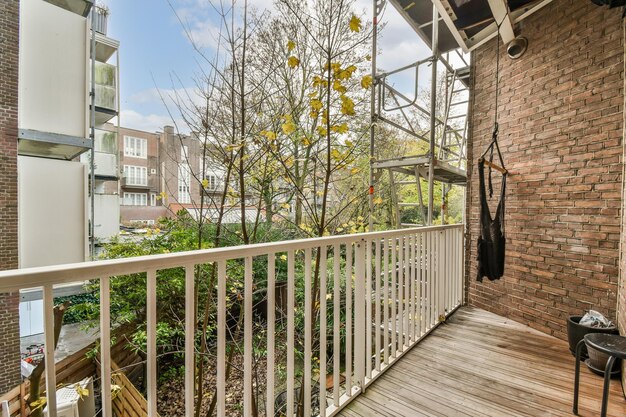 Un balcon avec un mur de briques et une balustrade blanche