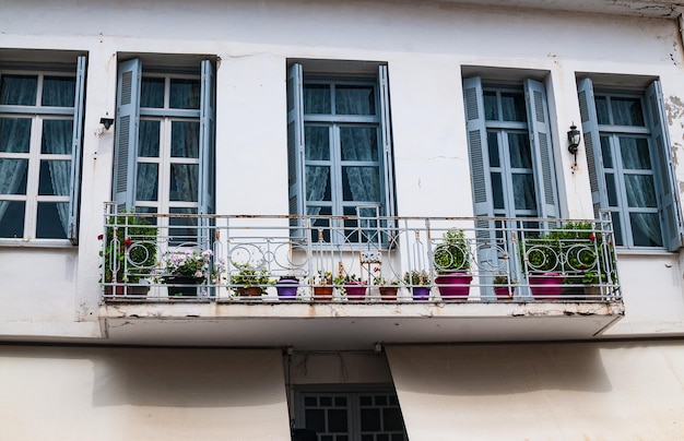 Photo balcon avec pots de fleurs sur la façade d'une maison ancienne