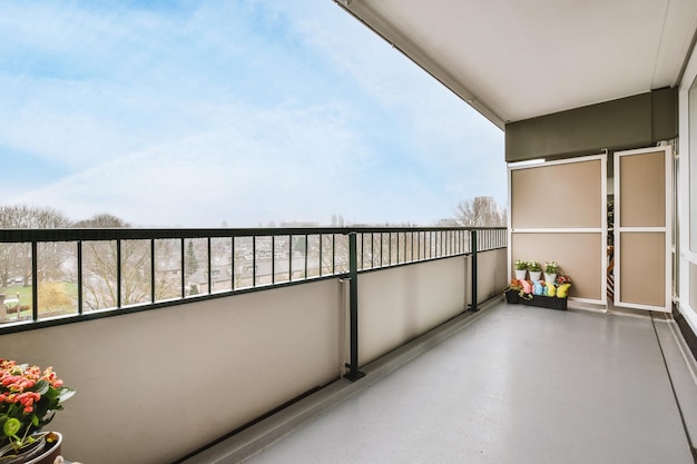 Balcon spacieux avec fleurs et placard