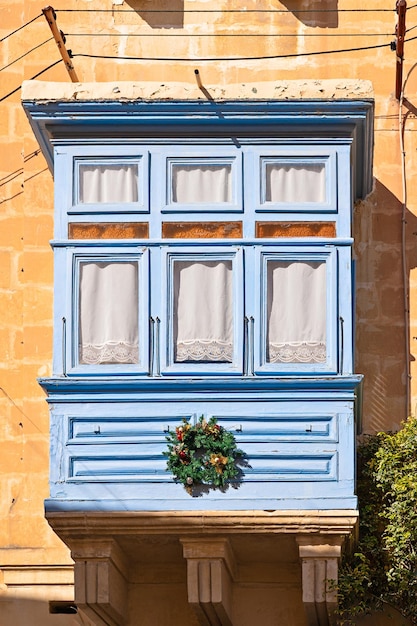 Balcon traditionnel maltais décoré par une couronne de Noël pendant la veille des vacances de Noël, vue basse