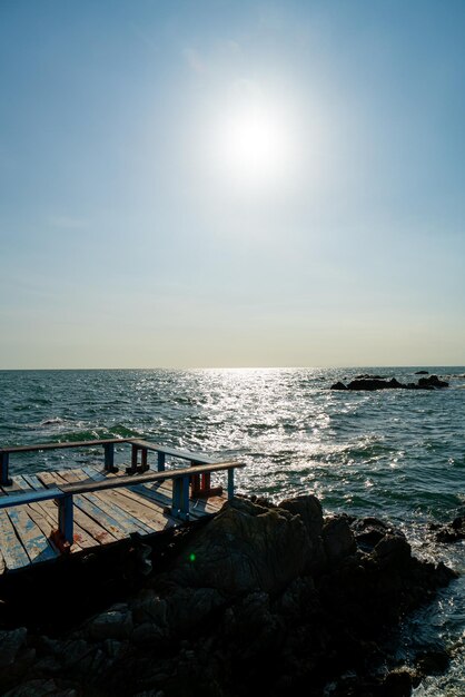 Balcon vide et banc en bois avec fond de côte et de mer à Chedi Klang Nam à Chanthaburi Thaïlande