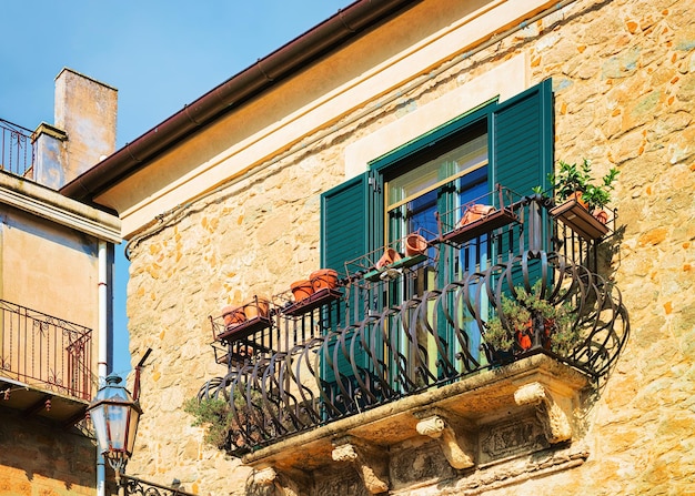 Balcon de la vieille maison à Aidone, province d'Enna, Sicile en Italie