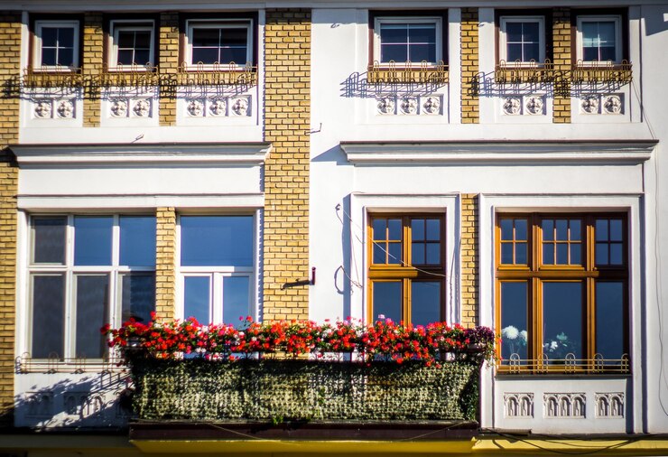 Photo balcon de la ville avec des fleurs entouré de caractéristiques architecturales
