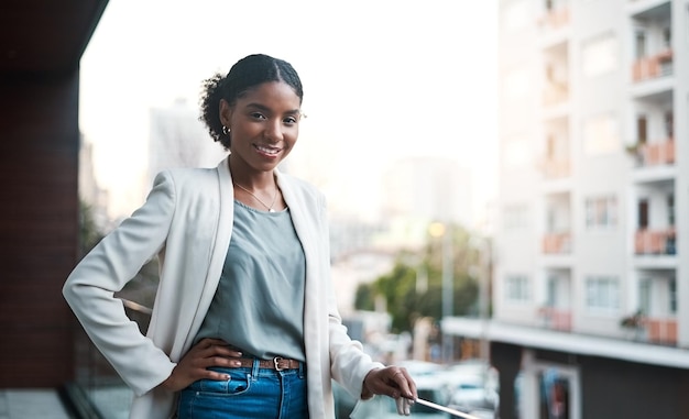Balcon de la ville et portrait d'une femme d'affaires noire avec confiance, fierté d'entreprise et idées de démarrage Bureau professionnel et personne en ville pour carrière emploi et travail par bâtiment moderne