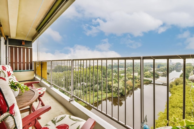 Photo un balcon avec vue sur une rivière et des arbres