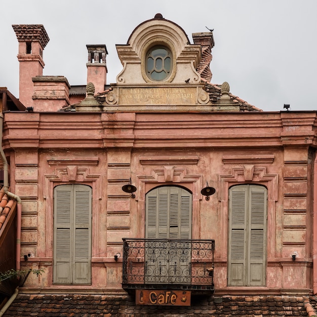 Photo balcons ouverts dans la partie historique d'abanotubani de tbilissi