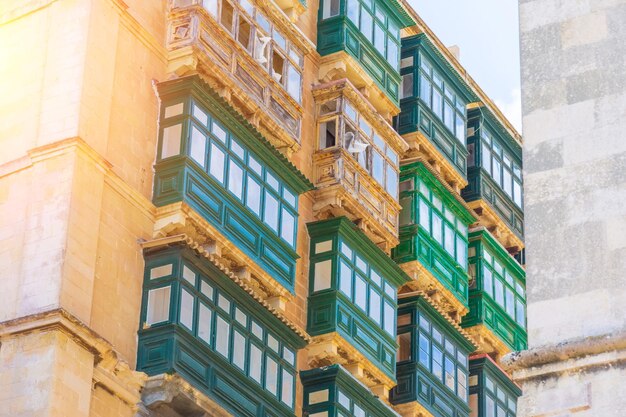 Photo balcons verts traditionnels typiques au centre de la valette à malte