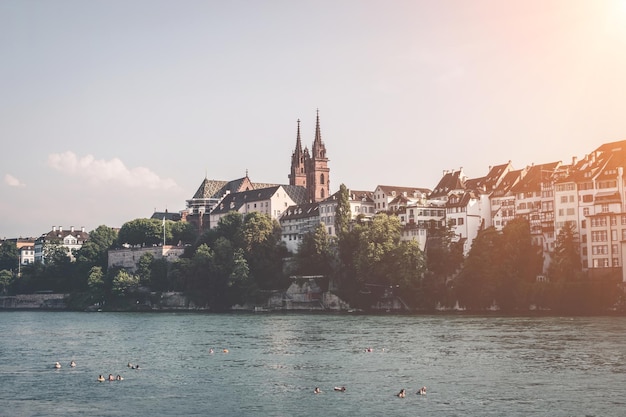 Bâle, Suisse - 23 juin 2017 : vue sur la ville de Bâle et le Rhin, Suisse, Europe. Les gens nagent dans l'eau. Paysage d'été, temps ensoleillé, ciel bleu et journée ensoleillée